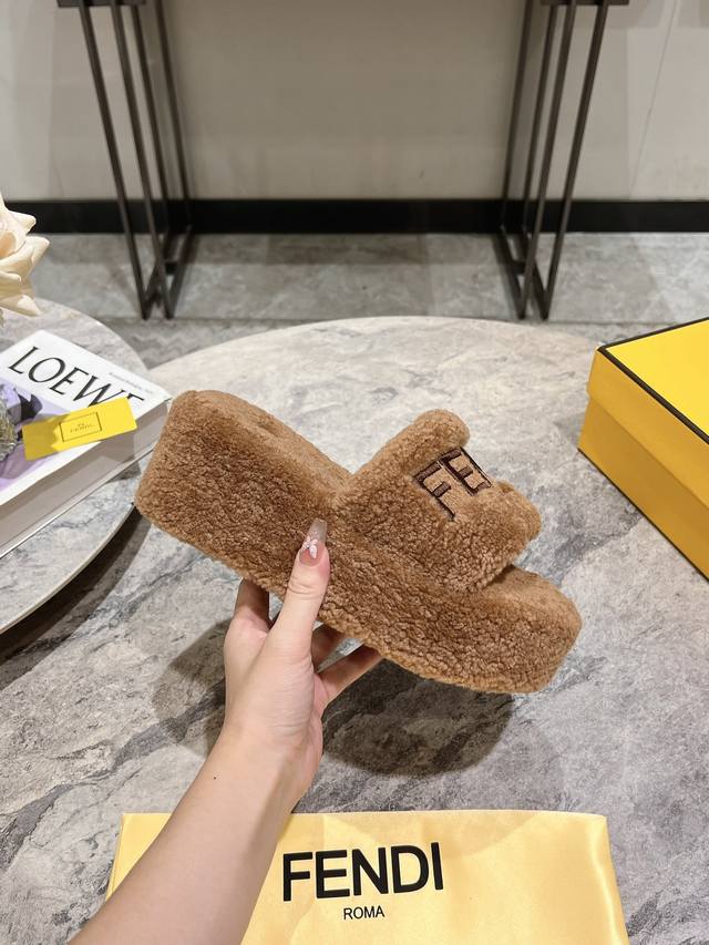 Fendi~Fw24 New Arrival～ 芬迪羊糕毛拖鞋新品，人见人爱的呀，太可爱了 时髦度与舒适度双双在线，公主风呀 鞋面品牌logo电绣加持，真材实料